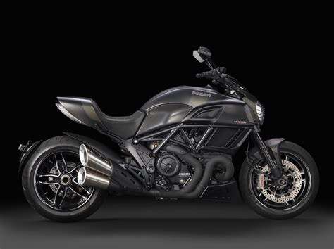 Given its massive 240-section rear tyre, the XDiavel tips in and out of bends with ease, while the fully-adjustable suspension provides grace and poise. Ground clearance is excellent. Maximum lean angle is 40° according to Ducati, only 1° less than the Diavel’s, which has centrally-positioned pegs.